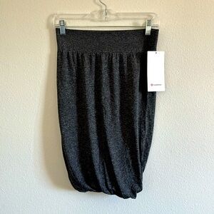 Lululemon boulevard bliss skirt. Never worn. Size 10. Gray